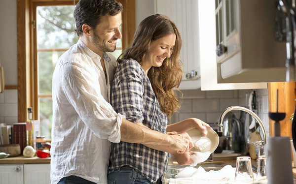 Chồng có thể giúp vợ rửa bát để thể hiện tình cảm yêu thương mỗi ngày.
