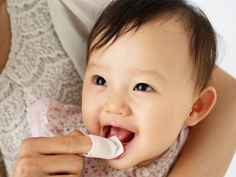 Hướng dẫn vệ sinh răng miệng đúng cách cho trẻ sơ sinh
